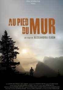 Poser pour Au pied du mur